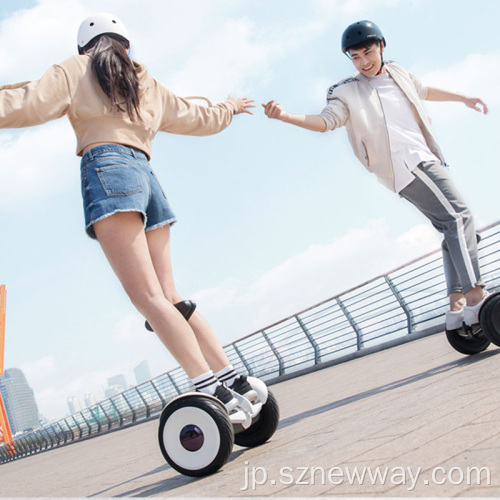 Segway NineBot Mini Proは電気スクーターのバランスをとります